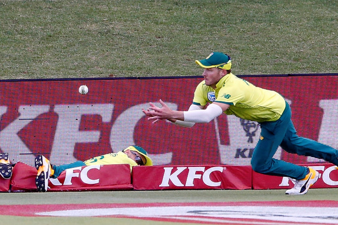 Warner stranded as Australia fall 12 runs short in second T20
