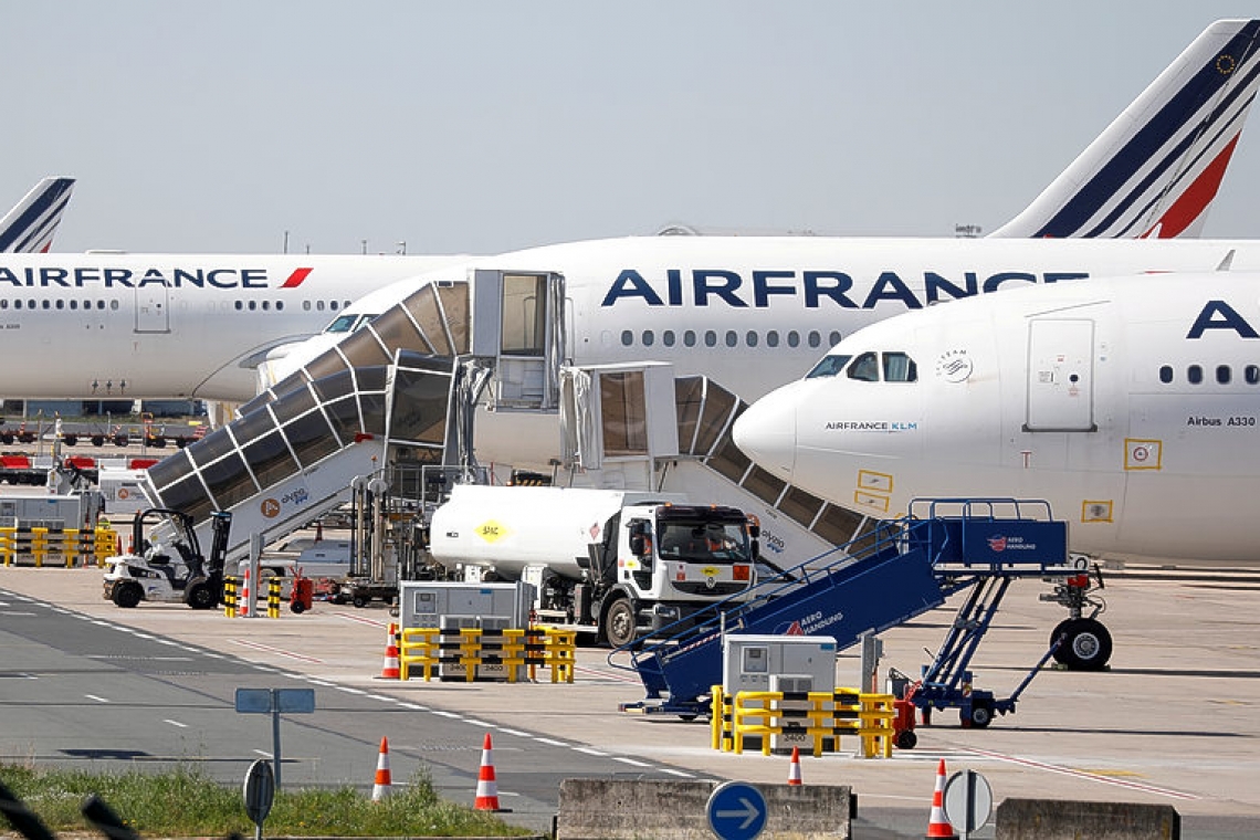 Air France-KLM wins aid deal, flags likely share issue