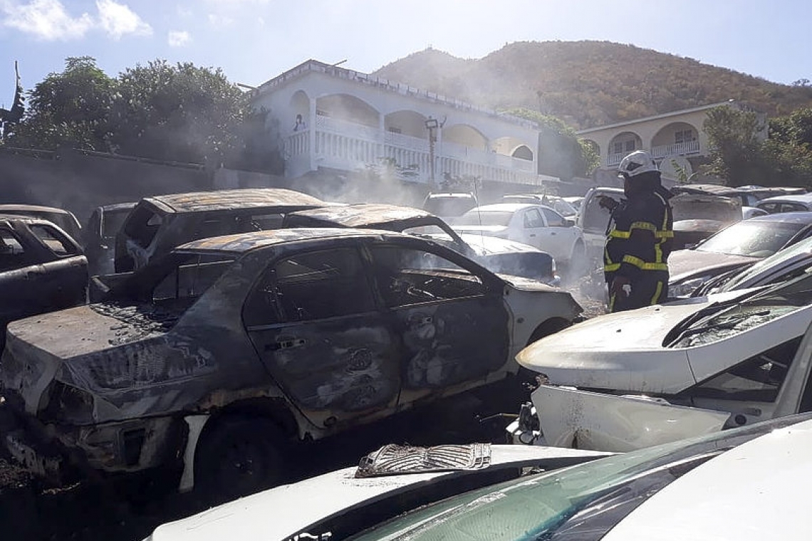     Seven cars burn in  garage parking lot