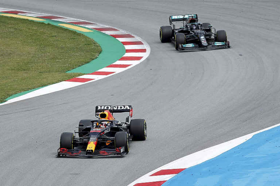 Hamilton hunts down sitting duck Verstappen