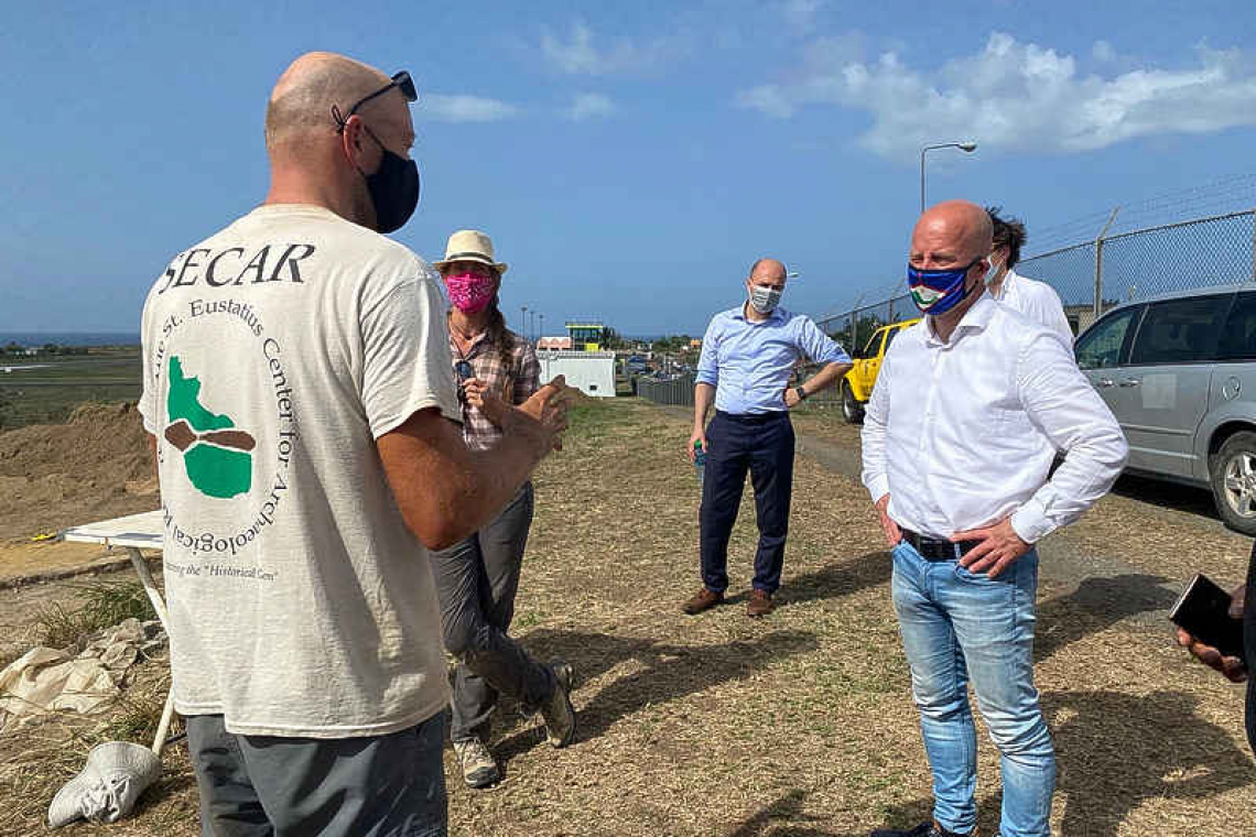 Knops visits enslaved  people’s burial grounds