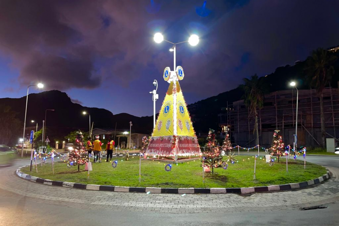 St. Maarten Lions Club puts festive  lighting on Cottage Roundabout