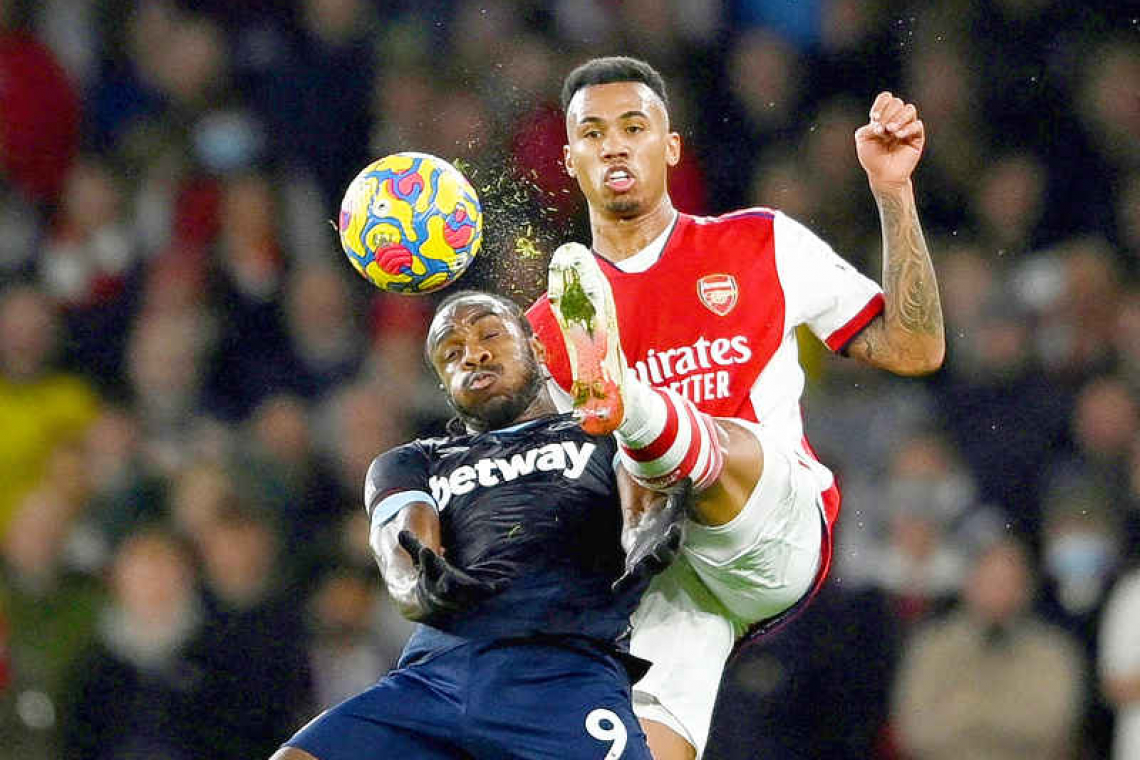 Arsenal knock West Ham out   of top four with derby win