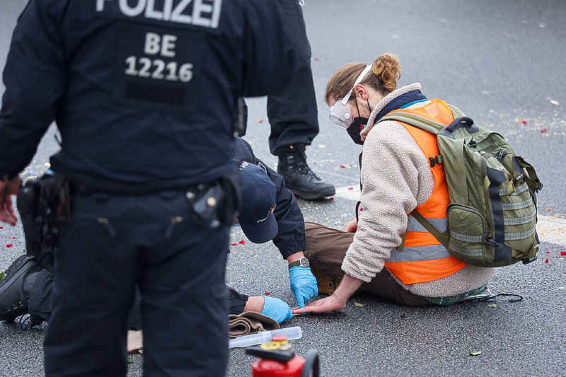 Fifteen climate activists glue themselves to motorways