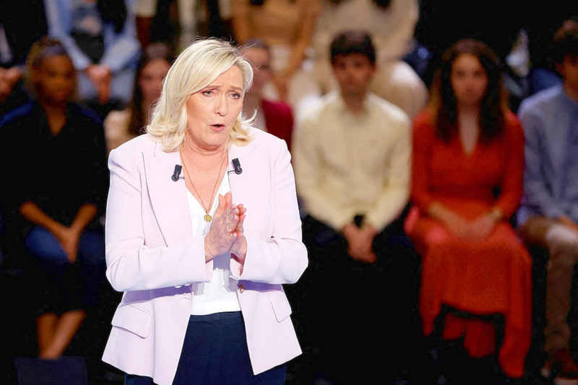       Guadeloupe protesters heckle  presidential candidate Le Pen