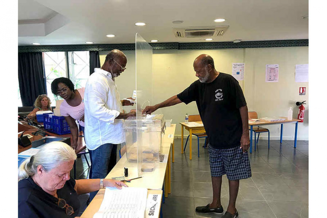 Jean-Luc Melenchon leads in  in St. Martin for first round