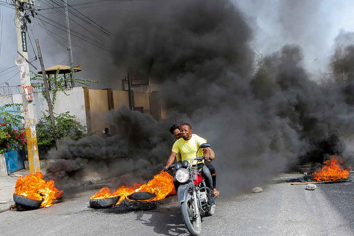 Demonstrators block capital’s roads to protest fuel shortages