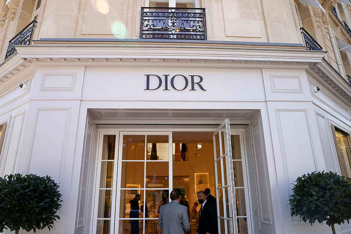 American tourists splurge in Paris boutiques as euro slides