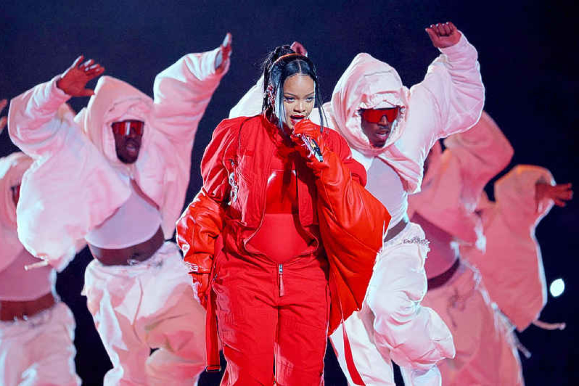 Pregnant Rihanna lights up Super Bowl stage with 'Diamonds'