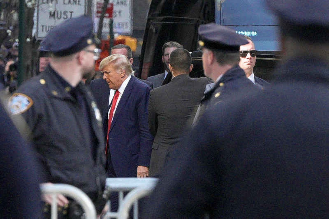 Trump arrives in New York for surrender, opposes TV court coverage 