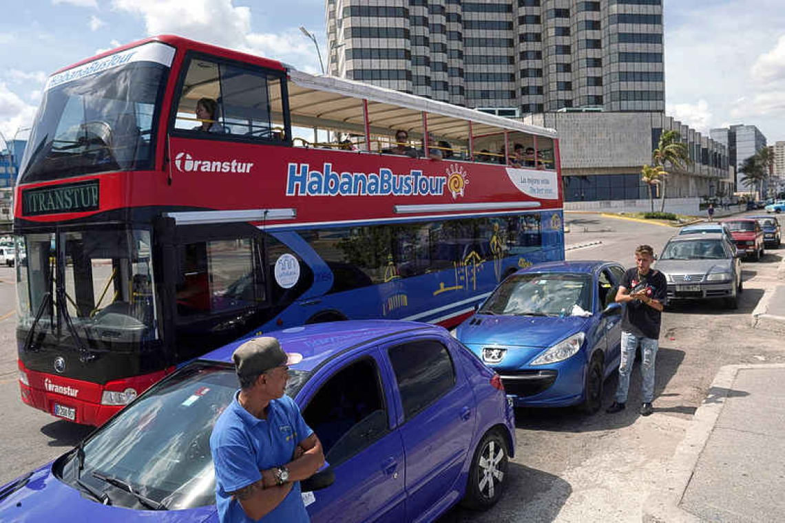       Cubans suffer days-long wait  for fuel with little explanation