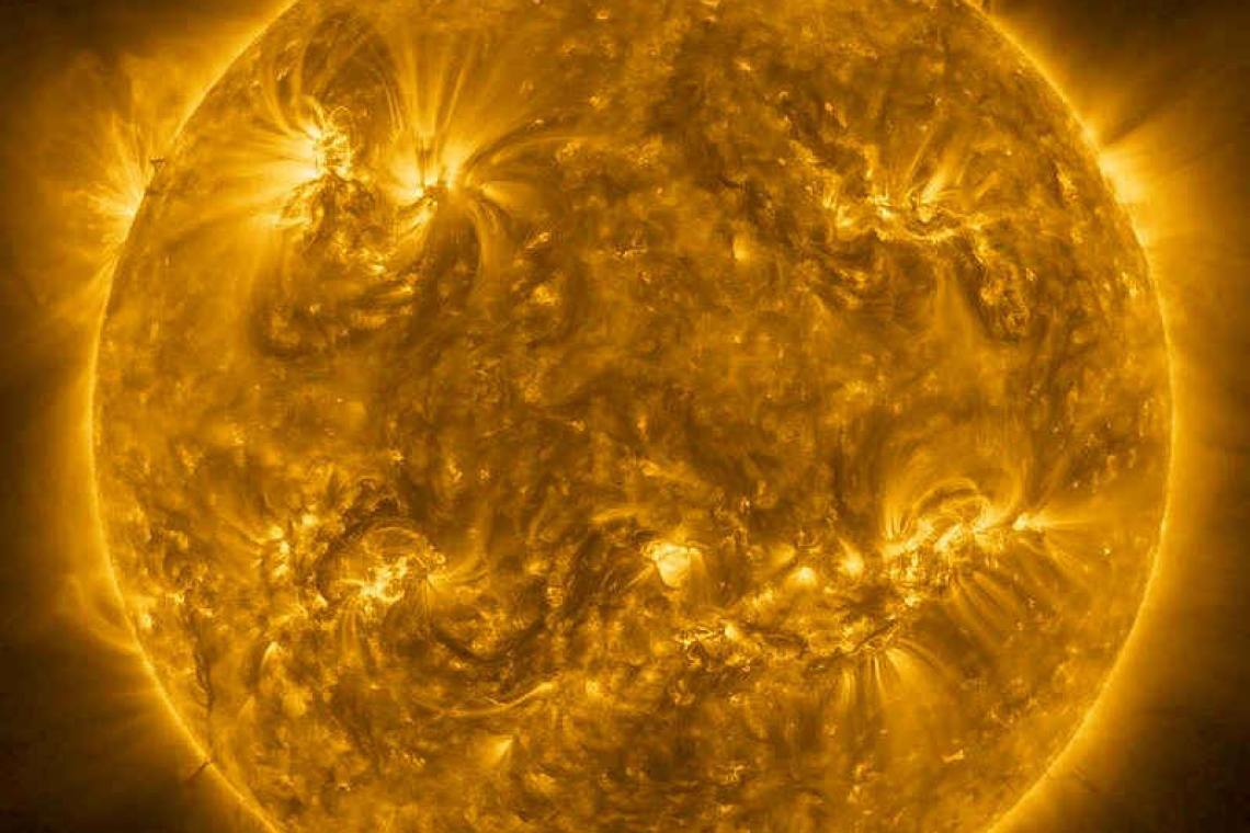 Spacecraft sheds light on solar wind's origin 