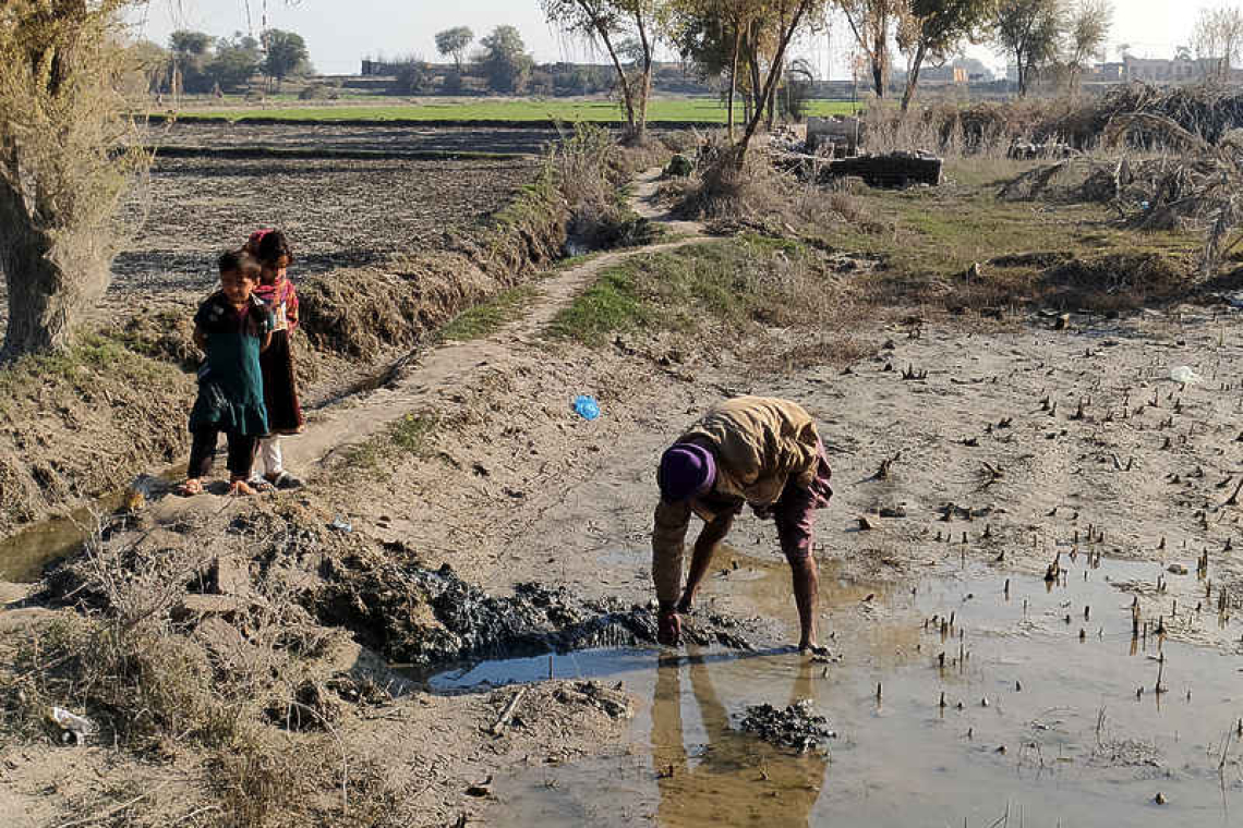 City limits: Pakistan's poor return to villages as prices spiral 