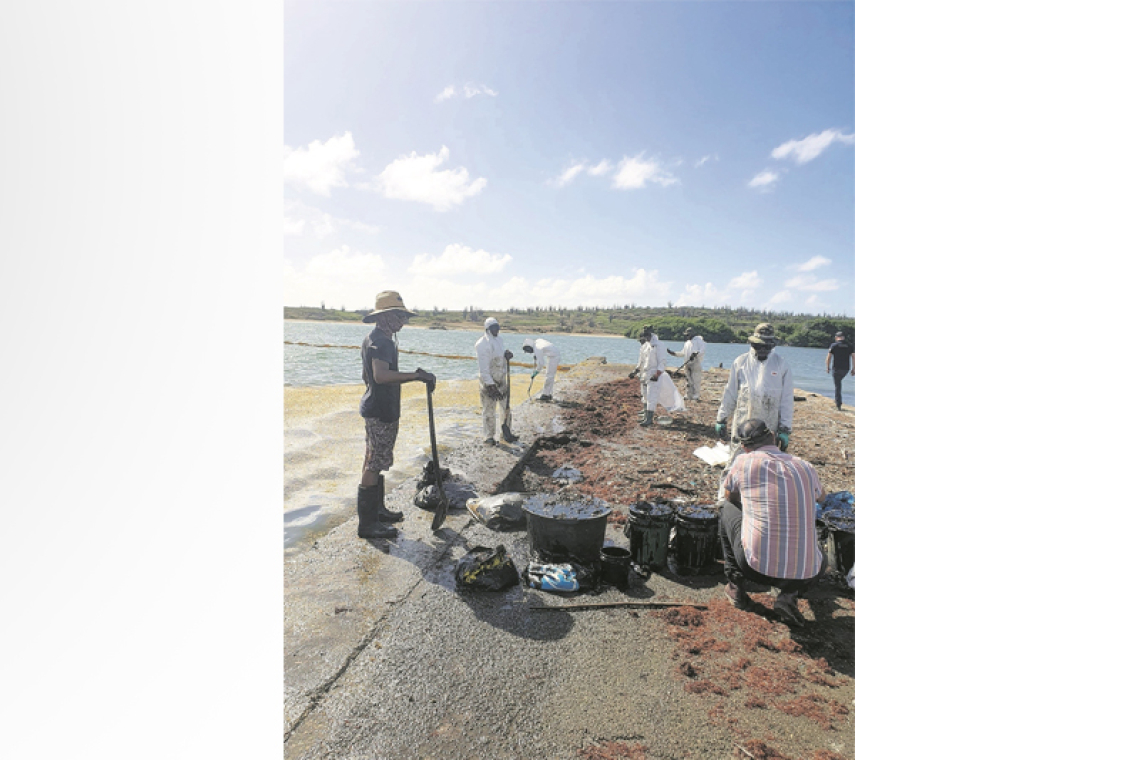 Dutch military assist  Bonaire with oil spill