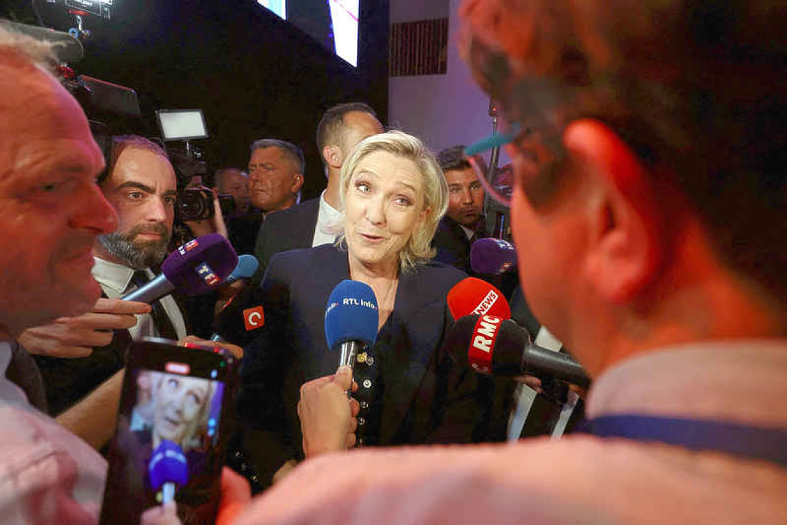 Rival French parties seek to build anti-far right front 