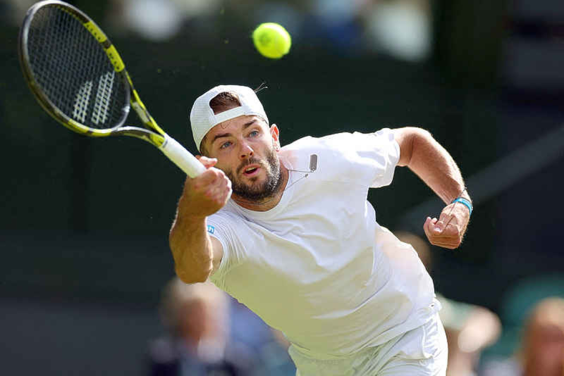 Djokovic passes Wimbledon test, Swiatek sails through