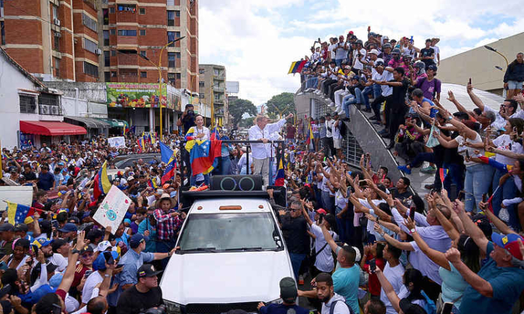 Venezuela candidates close campaigns, opposition trusts military to back result 
