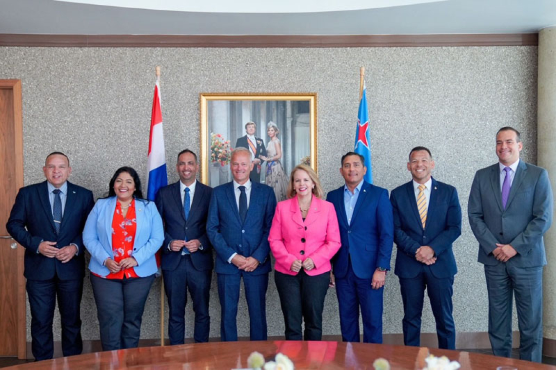 State Secretary Szabó  impressed by Aruba