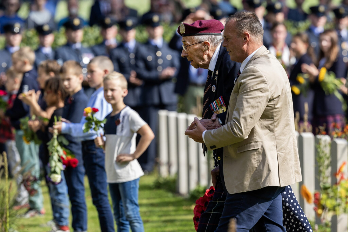 Arnhem veterans pay final  respects on 80th anniversary