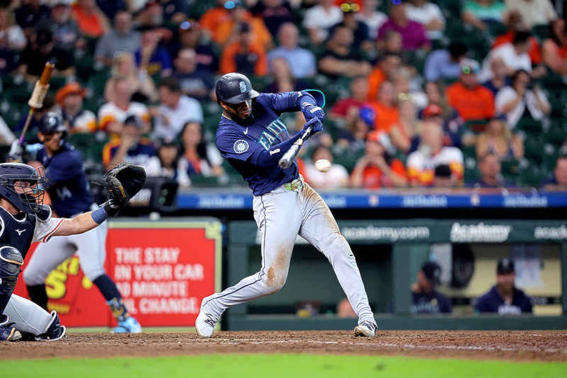 Mariners clobber Astros to pick up key 8-1 win 