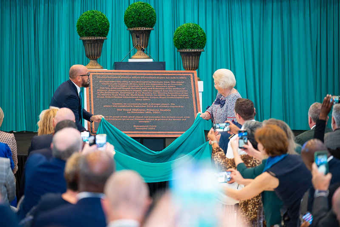 Princess Beatrix inaugurates the newly-renovated airport