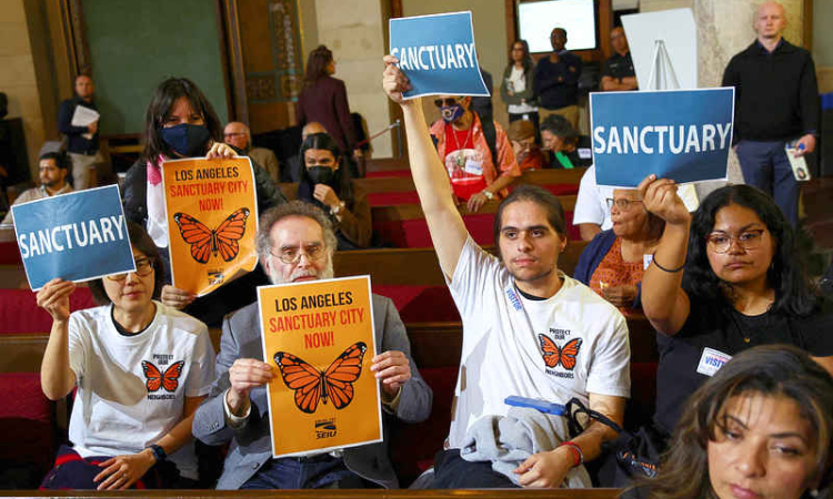 Los Angeles passes 'sanctuary city' ordinance to protect local migrants