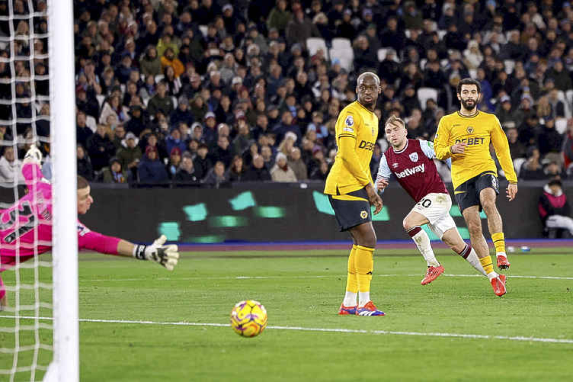 West Ham punish woeful Wolves defence in 2-1 win