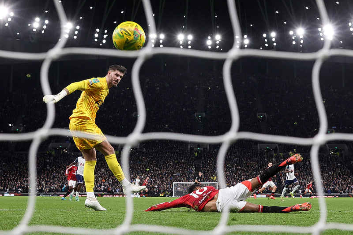 Tottenham survive Man Utd to reach League Cup semis