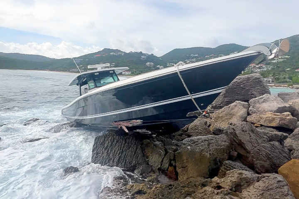 Yacht’s tender crashes  into rocks in Saint-Barth