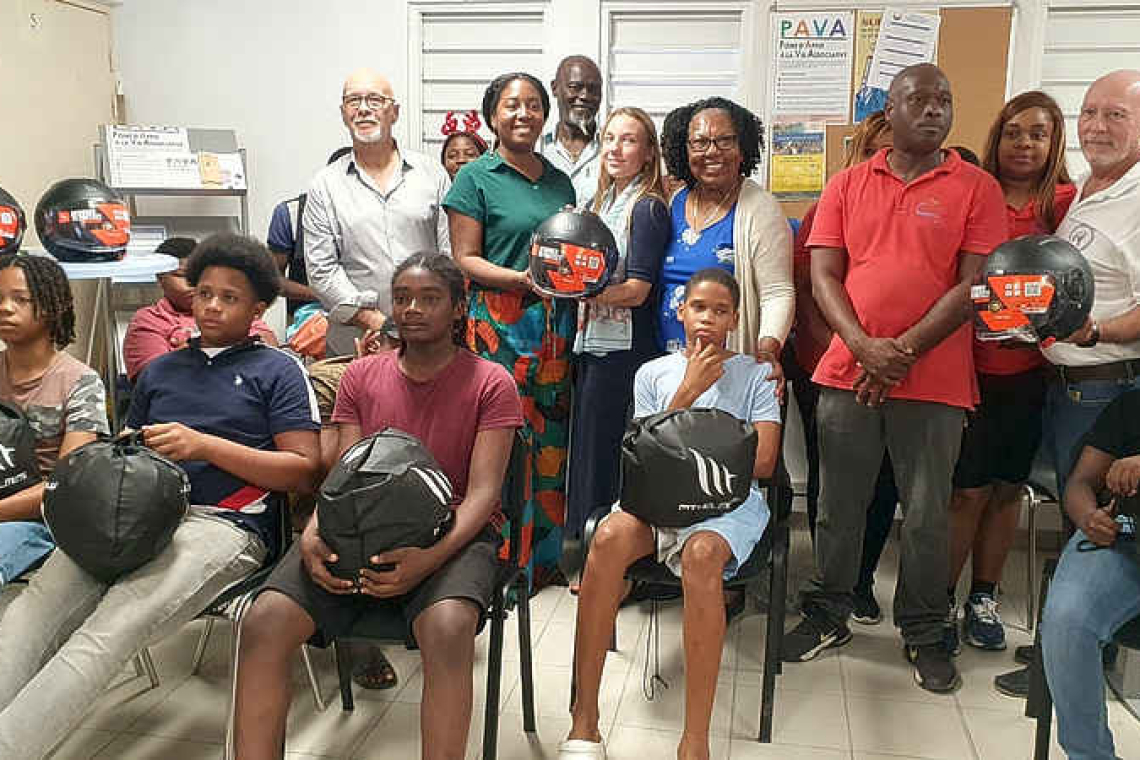 Collectivité in Sandy Ground  to distribute crash helmets