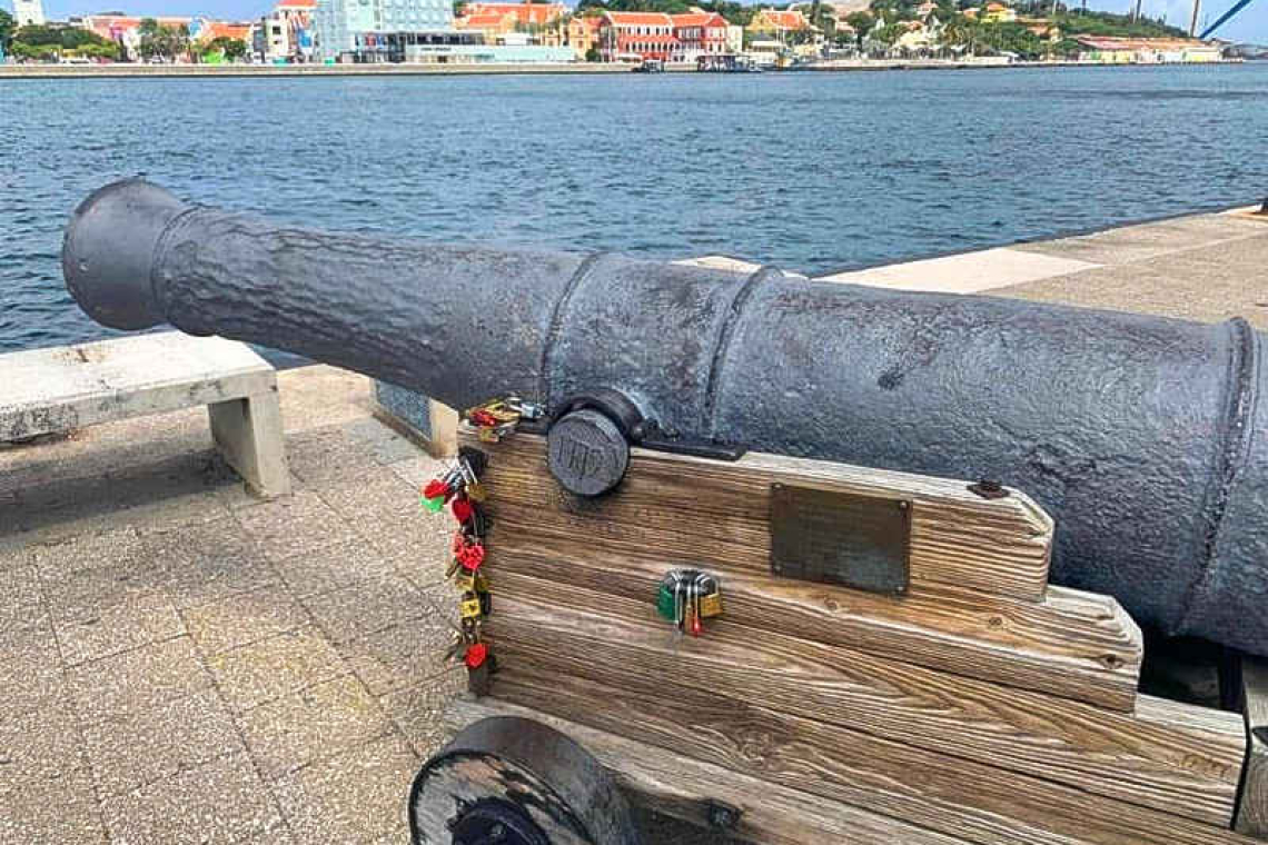 Historic cannon new  spot for ‘love locks’