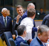 EU leaders cautiously welcome  Macron's nuclear umbrella offer