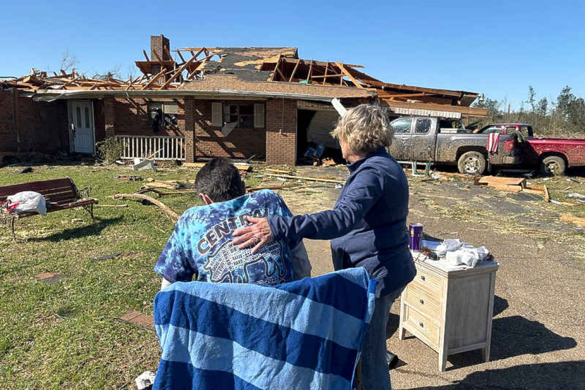 US death toll from extreme weather  over the weekend rises to 36 people